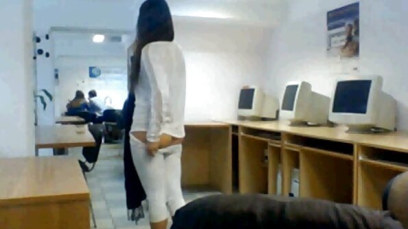 ໄກ່ງວງທີ່ມີນົມໃຫຍ່ກຳລັງຖືກຕີຢູ່ເທິງຕຽງ