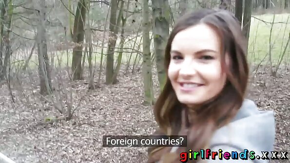 ເດັກຍິງທີ່ມີຂົນນົກຮ້ອນກຳລັງເຮັດສາມຄົນກັບຜູ້ຊາຍສອງຄົນ