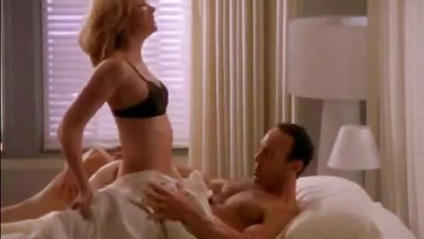 ຫົວແດງທີ່ມີຮ່າງກາຍງາມແມ່ນໃຫ້ວຽກເຮັດງານທໍາຟັນໃນຂະນະທີ່ໄດ້ຮັບການ fucked