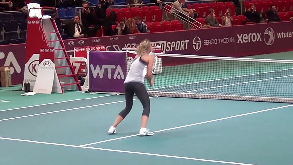 ຜິວເນື້ອສີຂາ sexy ກັບ pussy bald ກໍາລັງມີຄວາມມ່ວນບາງກັບຜູ້ຊາຍຂອງນາງ