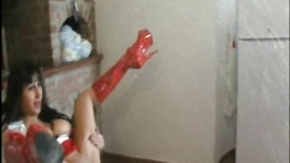 ໂສເພນີຜິວເນື້ອສີຂາວທີ່ມີ hooters ໃຫຍ່ແມ່ນຕິດກັບການເຈາະສອງເທົ່າ