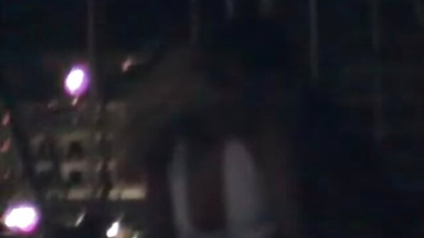 ນໍ້າເຜິ້ງໄວລຸ້ນທີ່ມີຂົນອ່ອນໆ Melina Mason ເຮັດໃຫ້ນາງງາມຂຶ້ນ