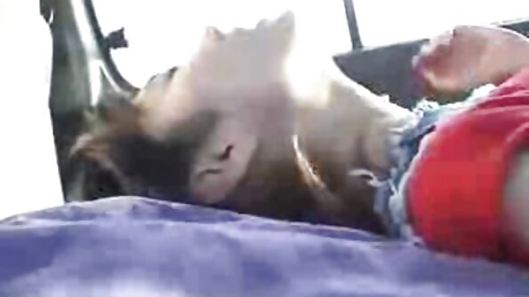 A brunette ກົ້ນໃຫຍ່ທີ່ມີ tits ທໍາມະຊາດຂັບເຄື່ອນ cock ກ່ຽວກັບການນອນ