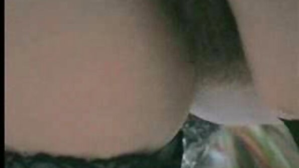 ຜິວເນື້ອສີຂາວກໍາລັງເອົາຜ້າເຊັດຕົວຂອງນາງອອກ ແລະນາງກໍາລັງຖືກ fucked ຍາກ