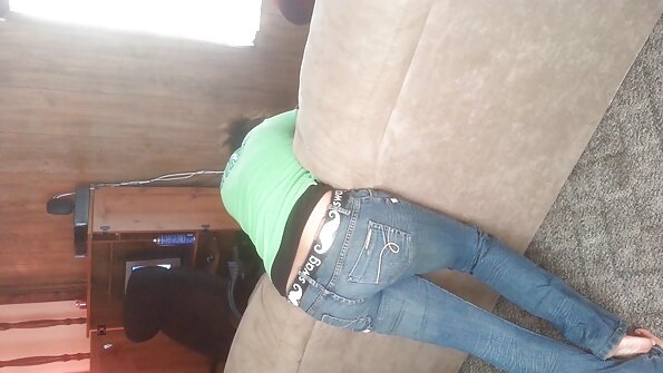 ຜິວເນື້ອສີຂາວໃຊ້ເວລາອາບນ້ໍາແລະນາງຫຼິ້ນກັບ snatch ຂອງນາງຢູ່ທີ່ນັ້ນ