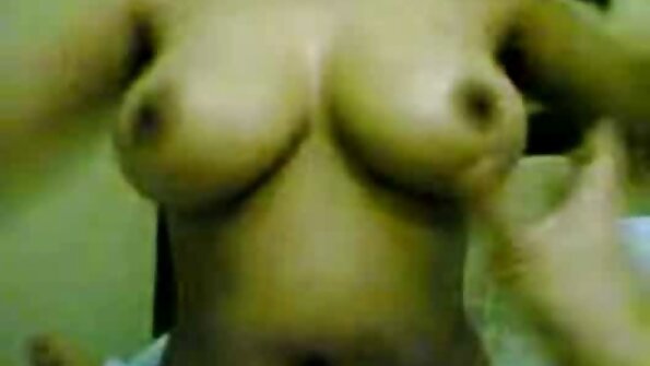 ຜິວເນື້ອສີຂາວທີ່ຮັກກົ້ນແມ່ນນວດ clit sexy ຂອງນາງໃນຂະນະທີ່ fucked