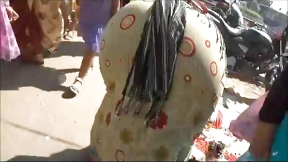 ຜິວເນື້ອສີຂາທີ່ relishes ກົ້ນແມ່ນແຜ່ລາມກົ້ນຂອງນາງເປີດກ້ວາງສໍາລັບການມ່ວນຊື່ນ