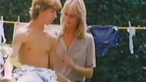 ຜິວເນື້ອສີຂາມີຫົວນົມໃຫຍ່ນັ່ງຢູ່ທາງທະວານໜັກ