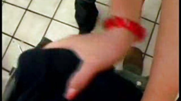 Brunette ທີ່ຮັກ cock ກໍາລັງດຶງຫນຶ່ງຂະຫນາດໃຫຍ່ຢູ່ທາງຫນ້າຂອງກ້ອງຖ່າຍຮູບ