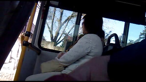 ໂສເພນີຮ້ອນທີ່ມີເສັ້ນໂຄ້ງທີ່ໜ້າຕື່ນຕາຕື່ນໃຈກຳລັງໄດ້ຮັບການນວດທີ່ງາມ