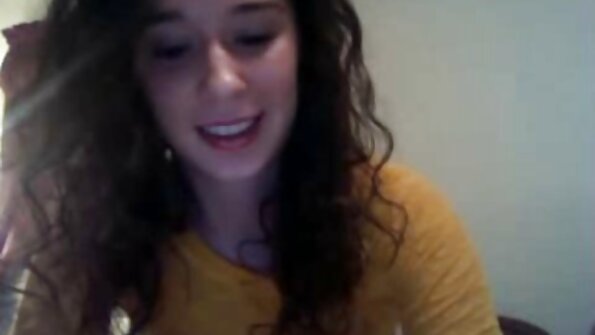 ນັກສມັກເລ່ນ sexy ກໍາລັງສະແດງກົ້ນໃຫຍ່ຂອງນາງຢູ່ເທິງຕຽງ