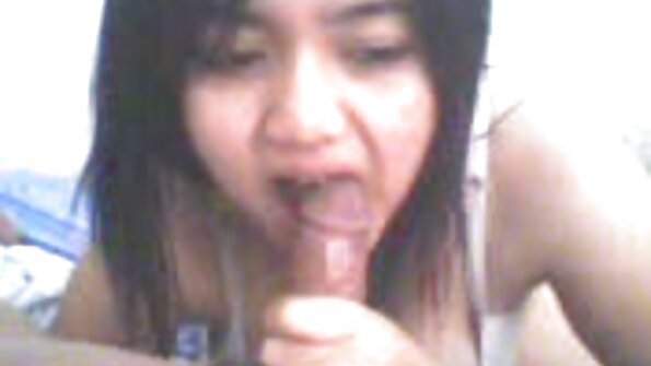 ຜິວເນື້ອສີຂາວມີລົດຊາດ cock ຂອງຜົວຂອງ brunette ໃນ threesome