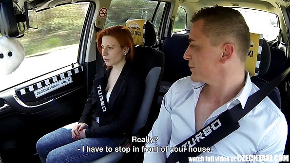 ແຟນຜ່ານໄປໃນຂະນະທີ່ຄົນຜິວໜັງຫົວແດງຫຼອກລວງລາວ