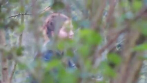 ເດັກຍິງຜິວເນື້ອສີຂາຫຼິ້ນເກມແລະຂີ່ prick ຂອງແຟນ