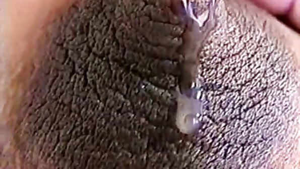 ຜູ້ຊາຍໃຫຍ່ກຳລັງເຈາະຜິວເນື້ອສີຂາຮ້ອນໆ ທີ່ມີຮູບຊົງນ້ອຍໆ