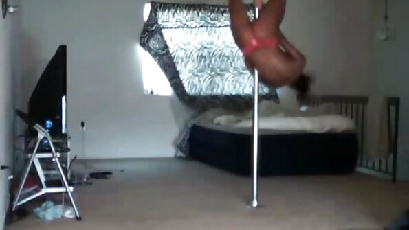 bitch ກໍາລັງຕິດ dildo ພາຍໃນ pussy ຊຸ່ມຂອງນາງແລະນາງກໍາລັງຮັກມັນ