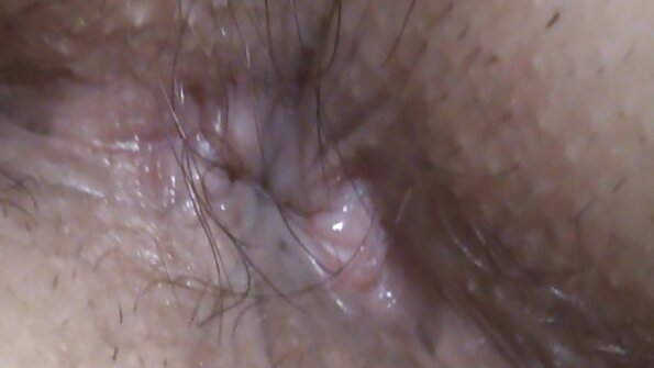 ຜິວເນື້ອສີຂາມີຫົວນົມຈຸດໆຢູ່ຫົວນົມຕາມທຳມະຊາດຂອງນາງກຳລັງມ່ວນ