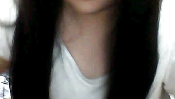 ແມ່​ຍິງ​ທີ່​ຮ້ອນ​ເອົ້າ​ກຳລັງ​ເອົາ​ຂາ​ຂອງນາງ​ຢຽດ​ເທິງ​ຕຽງ​ໂດຍ​ເຈົ້ານາຍ​ຂອງ​ນາງ