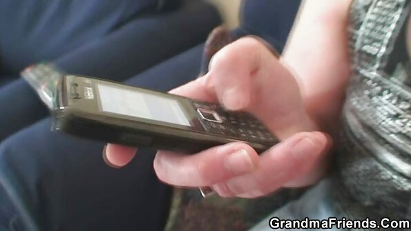 ຫົວແດງຮ້ອນໆຖືກເຫັນຫຼີ້ນກັບຕົນເອງຢູ່ເທິງຕຽງ, ຄົນດຽວ