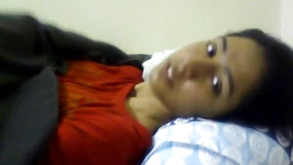 ລູກໄກ່ Brunette lesbo ມີກອງປະຊຸມຮ້ອນສຸດ couch ໄດ້