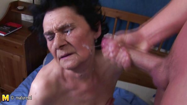 ສາວ Busty ຖືກ fucked ໃນທຸກຮູໂດຍສອງ blokes