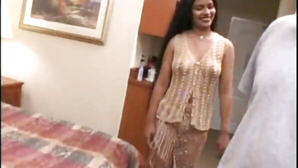 ບິມໂບທີ່ມີເຄື່ອງຫຼິ້ນທາງເພດຢູ່ໃນມືຂອງນາງກຳລັງຖືກດັງອອກມາຢ່າງຮ້ອນ