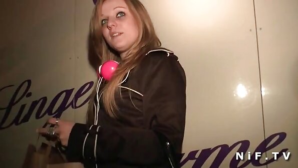 ຜິວເນື້ອສີຂາວທີ່ຮັກ cock ແມ່ນນັ່ງຢູ່ເທິງຕຽງກັບຜູ້ຊາຍຂອງນາງ, fucking