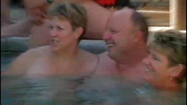 ຜິວເນື້ອສີຂາວທີ່ມີຜົມຍາວໄດ້ຖືກ kissed ສຸດ pussy ຂອງນາງກ່ຽວກັບການນອນ