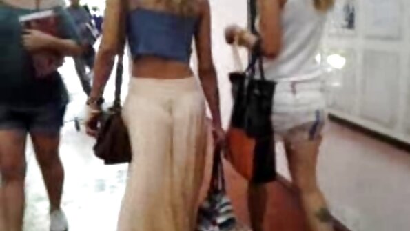 ຜິວເນື້ອສີຂາວທີ່ມີຮອຍຍິ້ມທີ່ເຊັກຊີ່ແມ່ນເຕັມໄປຈາກທາງຫລັງ