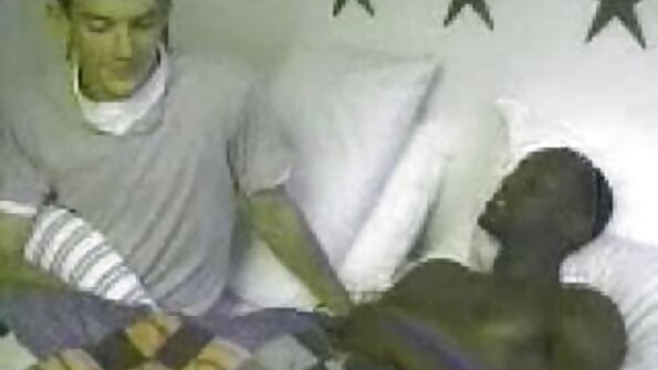 brunette ທີ່ຮັກການ rubbed ຢູ່ໃນຕາຕະລາງນວດ, ສໍາຜັດ