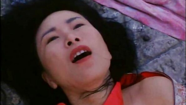 ເດັກຍິງທີ່ມີ tits ໃຫຍ່ໄດ້ຖືກ kissed ແລະ fucked ທາງວິພາກ