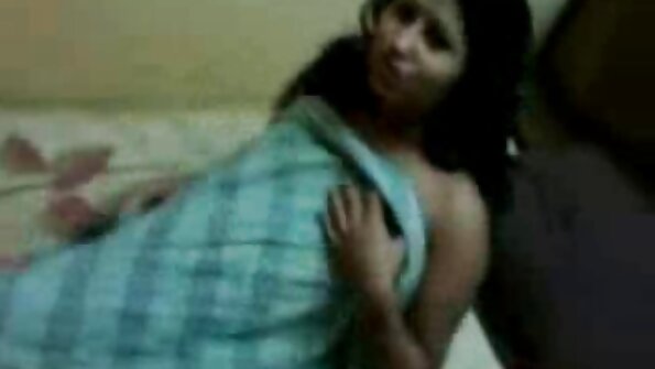 ເດັກຍິງໃສ່ຫນ້າກາກແມ່ນເຕັມໄປດ້ວຍລໍາຕັ້ງຊື່ສີດໍາຂະຫນາດໃຫຍ່ໃນມື້ນີ້