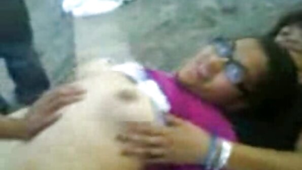 ຜິວເນື້ອສີຂາທີ່ເຊັກຊີ່ກຳລັງຮ້ອງຄາງໃນຂະນະທີ່ກົ້ນຂອງນາງກຳລັງຖືກຕຳຢ່າງເລິກເຊິ່ງ