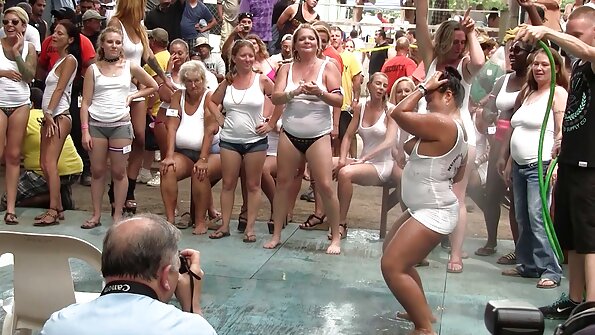 ຄູສອນ sexy ຢູ່ໃນຫ້ອງ locker, ໃຊ້ປະໂຫຍດຈາກນັກກິລາ