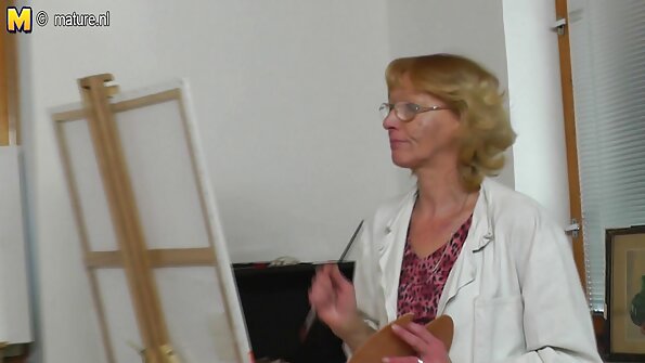 ນໍ້າເຜິ້ງທີ່ຍິ້ມກຳລັງໃຫ້ການຈູບທີ່ສະເໜ່ ແລະເຊັກຊີ່ໃຫ້ກັບ pecker