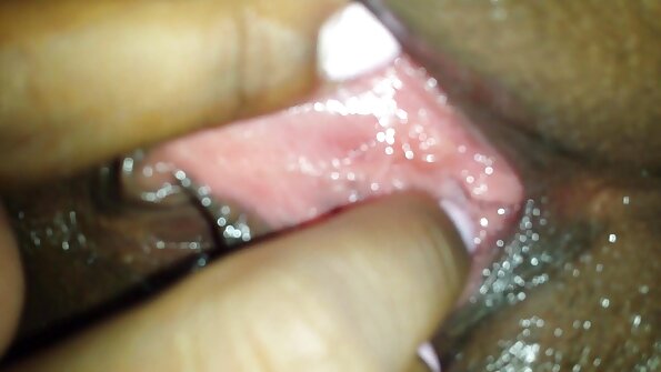 ເດັກຜູ້ຊາຍກັບກ້ອງຖ່າຍຮູບເຈາະ twat trimmed ຂອງແຟນກ່ຽວກັບການນອນ