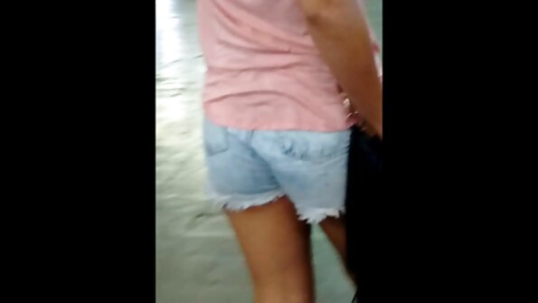 A bimbo ມີ tits ໃຫຍ່ ບາງ ແມ່ນ ຂີ່ ແລະ ຈັບ cock ໄດ້