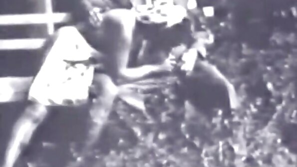 ຜິວເນື້ອສີຂາວທີ່ຮັກ cock ກໍາລັງໂຄ້ງລົງໃນ scene ແບບ doggy