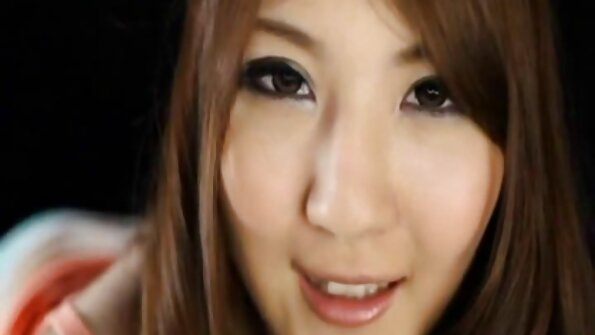 ຜິວເນື້ອສີຂາວທີ່ຮັກຂອງຫຼິ້ນທາງເພດຂອງນາງແມ່ນ sticking ບາງໃນ pussy ຂອງນາງ