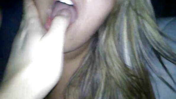 ຜິວເນື້ອສີຂາວທີ່ມີ tits ຂະຫນາດໃຫຍ່ໄດ້ຮັບການເຈາະຢູ່ເທິງຕຽງ