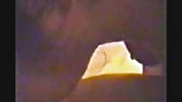 ຜິວເນື້ອສີຂາວທີ່ມີຫົວນົມທໍາມະຊາດ ແລະຫົວນົມຈຸດໆກຳລັງຖືກ fucked