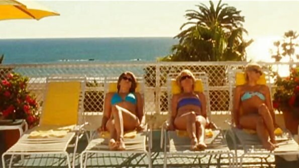 ຜິວເນື້ອສີຂາກຳລັງຮັບໃບໜ້າໃນຂະນະທີ່ສະແດງໃນຮູບຊົງສາມຢ່າງ