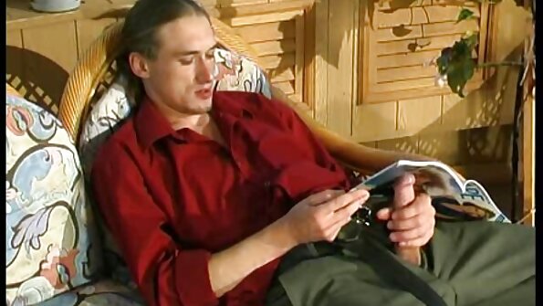 ໄກ່ທີ່ມີຮ່າງກາຍ sexy ແມ່ນ tweaking ຮິມຝີປາກຊຸ່ມຂອງນາງສຸດ sofa