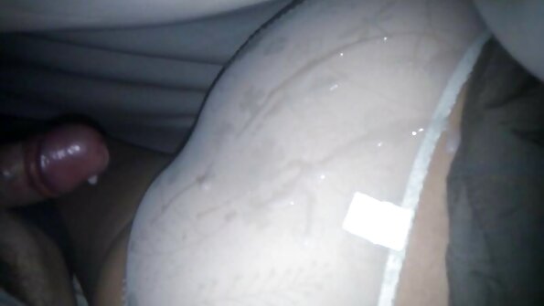 ຄູ່ຮັກເພດຍິງກຳລັງສຳຫຼວດກັນຢູ່ເທິງໂຊຟາ