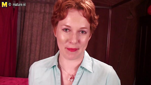 ວິດີໂອ gonzo ກໍາລັງສຸມໃສ່ slut ຮ້ອນທີ່ມີ dildo ໃຫຍ່