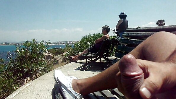 ນັກສມັກເລ່ນກໍາລັງດູດ dick ຢູ່ທາງຫນ້າຂອງພວງມາໄລທີ່ນີ້