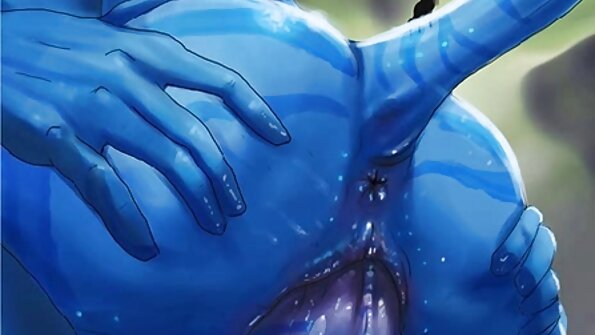 ນັກສມັກເລ່ນຄົນໜຶ່ງກຳລັງຮັບເຄື່ອງປັ້ນດິນເຜົາຢູ່ໃນໂຊຟາ