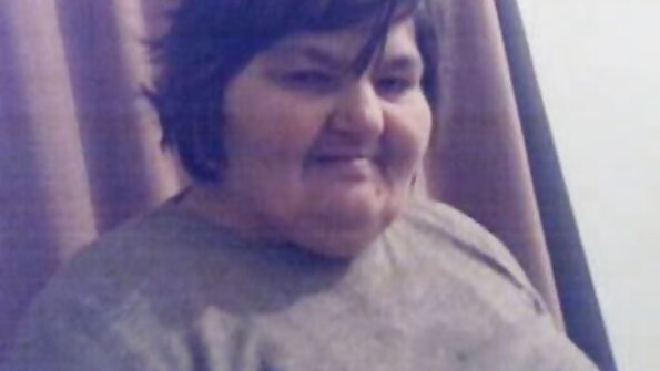 ເດັກຍິງຜິວເນື້ອສີຂາກຳລັງເປືອຍກາຍຢູ່ນອກຖີບລົດ