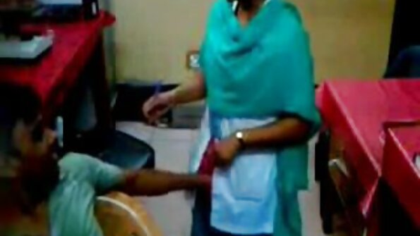 ຜິວເນື້ອສີຂາວທີ່ສວຍງາມກໍາລັງຂໍຮ້ອງສໍາລັບ cock ໃຫຍ່ຢູ່ໃນ asshole ຂອງນາງ