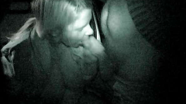 ຜູ້ຍິງຜິວເນື້ອສີຂາວໃນສີແດງມີຄວາມສຸກດີ